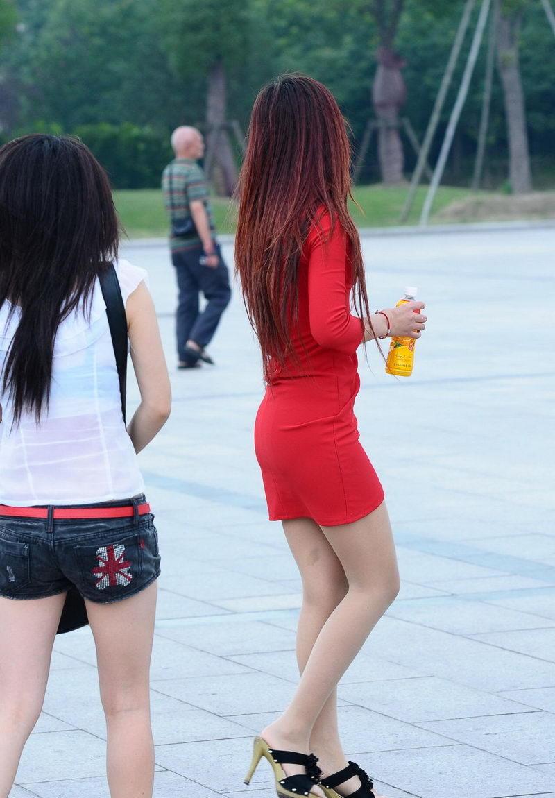 热点话题:街头实拍买美食的东莞打工妹, 好身材