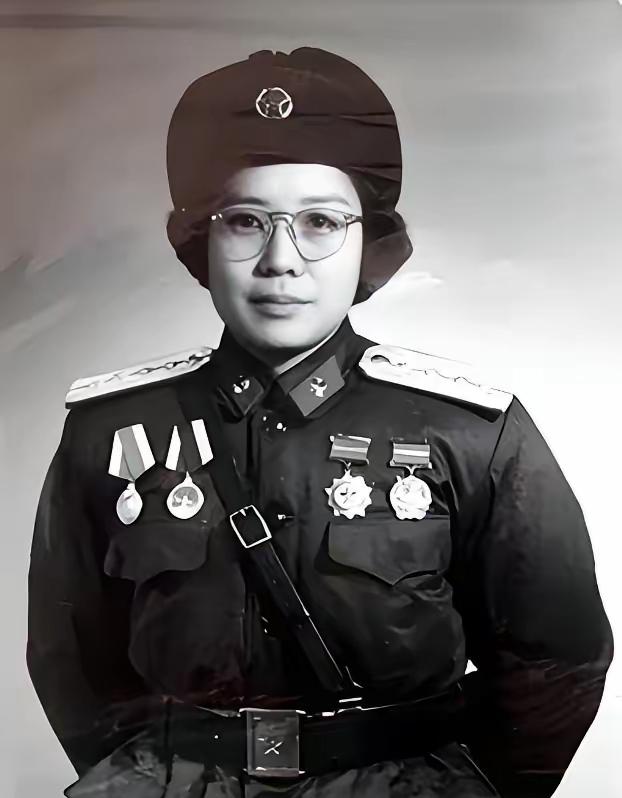 1955年，一位女大尉在大授衔后留下了一张珍贵的影像，她英姿飒爽，端庄大气，散发