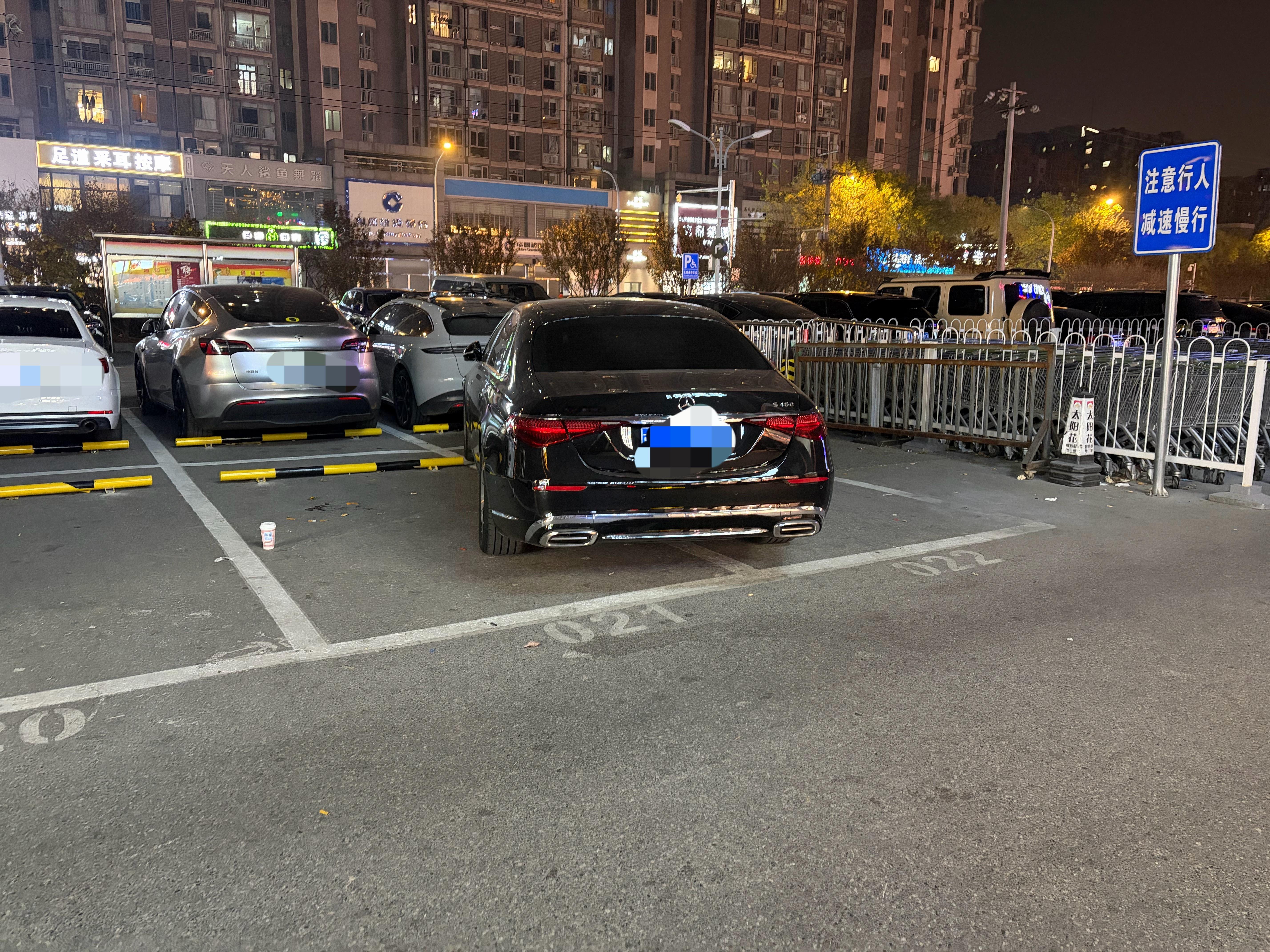 好家伙，这车停的我才发现车轮子都压进限位器了