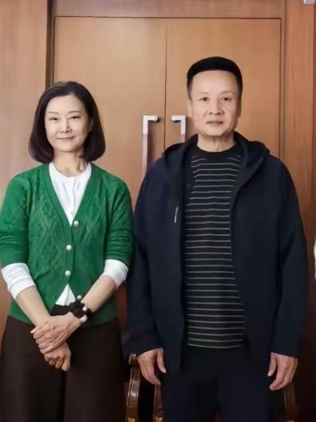 宋祖英、阎维文同框，真的感慨：岁月不饶人印象中，两位都是春晚舞台的常客，民歌