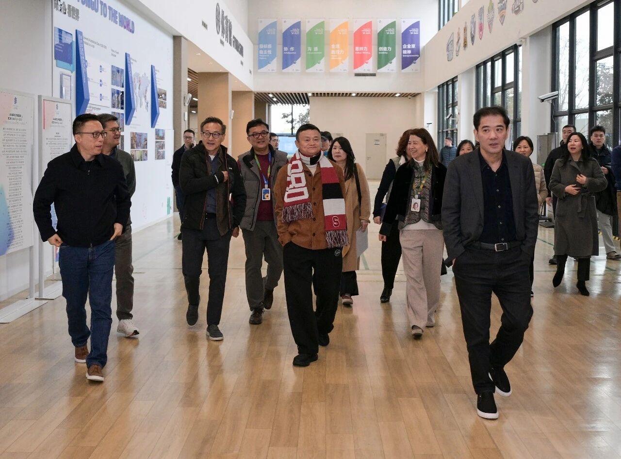 马云携阿里蚂蚁高管现身云谷学校3月3日，马云来到杭州云谷学校，随行包括：阿里