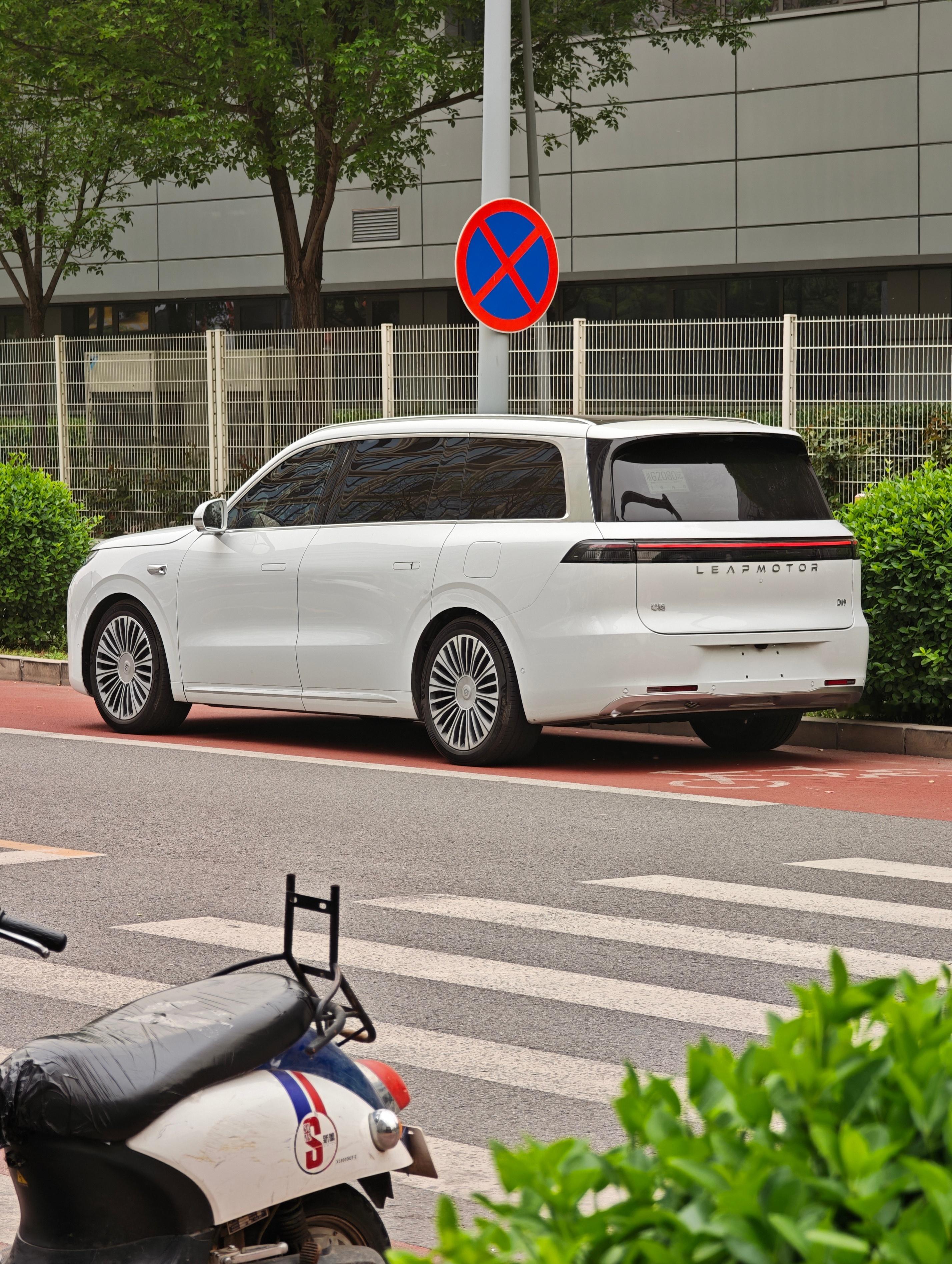 路遇零跑D19没什么自己的特点和亮点，看着倒是挺舒服和谐的