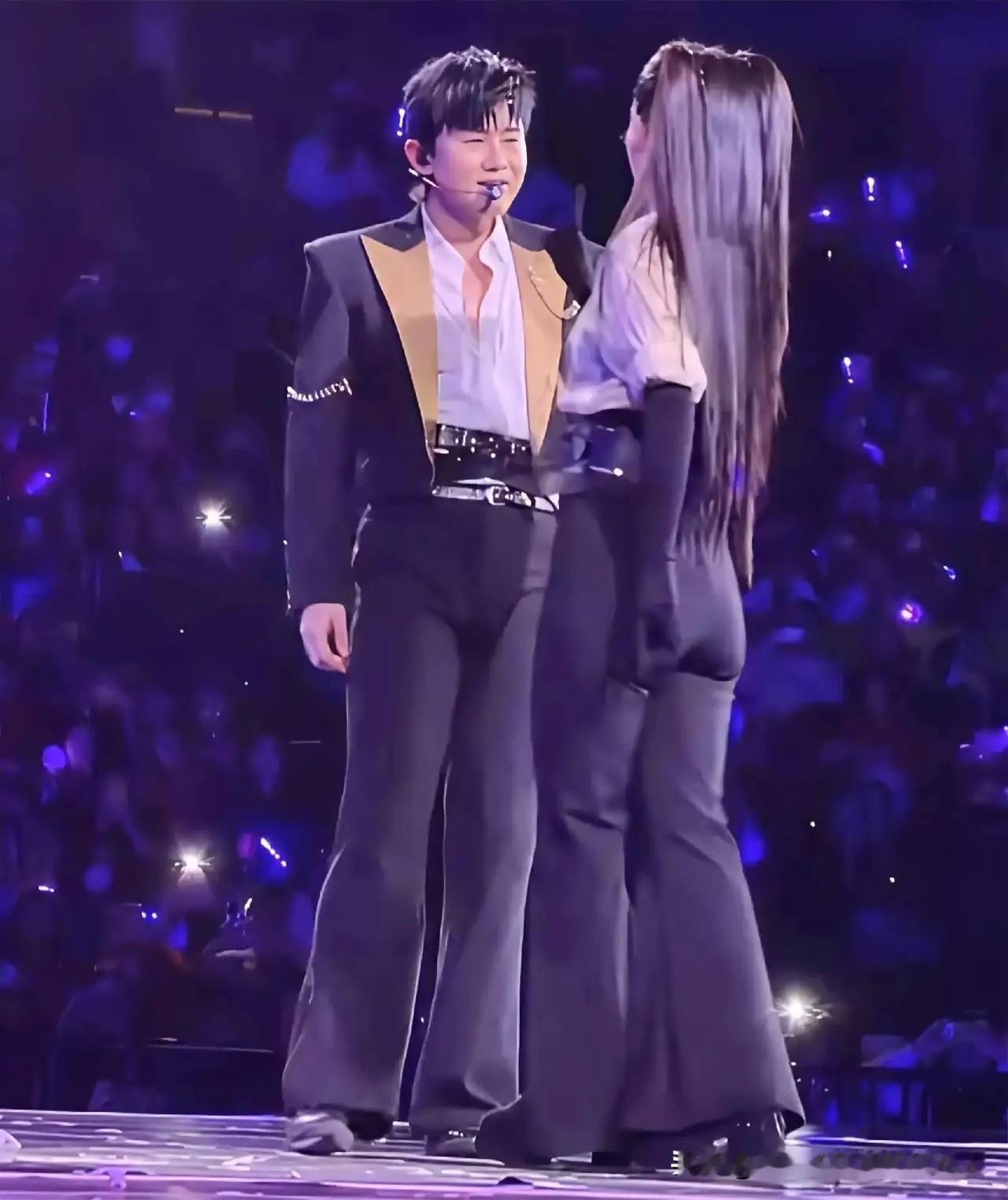 张杰和谢娜同台，穿的是情侣装，一样的腰带、一样的裤子。谢娜一出场，张杰笑得嘴