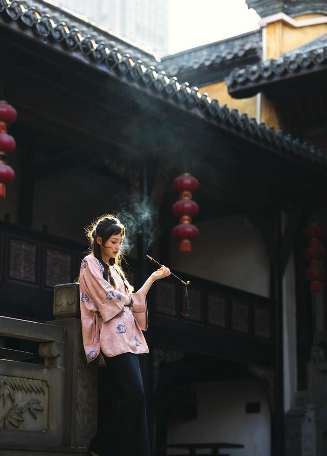 拍照高级感秘诀！4个光影技巧，不用虚化也能突出主体、干净出片照片看着乱，未必是