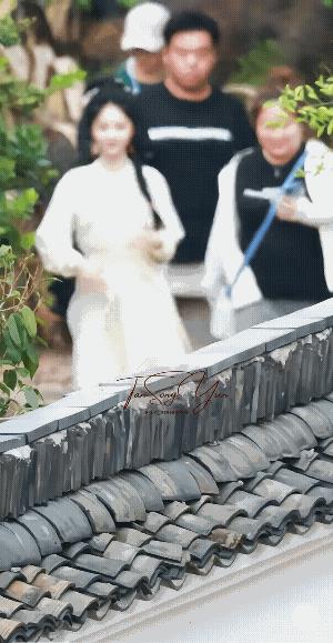 #哈哈姐魅力飙升呀#我韵今天是大姐大呀！看看这潇洒不羁的走姿，自信又张扬，发