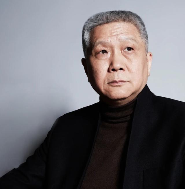 1998年，72岁的抗战老兵马丹林躺在病床上，浑身插满了管子。而他身价100亿的