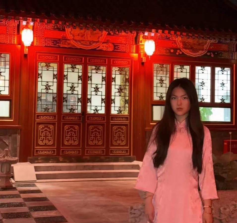 李湘带女儿王诗龄入住北京四合院，4000多一晚古色古香很有韵味，娘俩凌晨三点起来