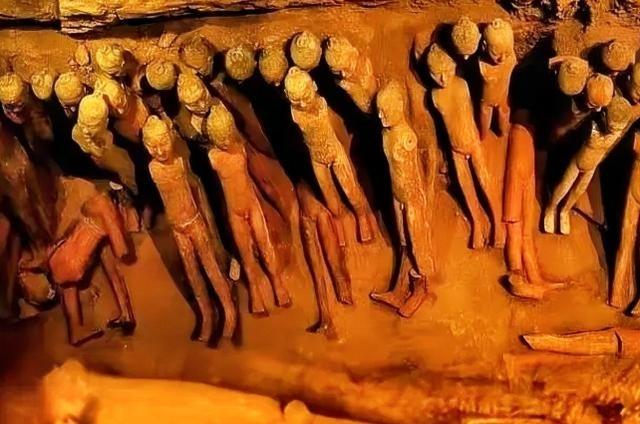 你以为殉葬就是进去躺着等死？别想多了。最狠的，是怕你挣扎，怕你把墓室砸了，直接用