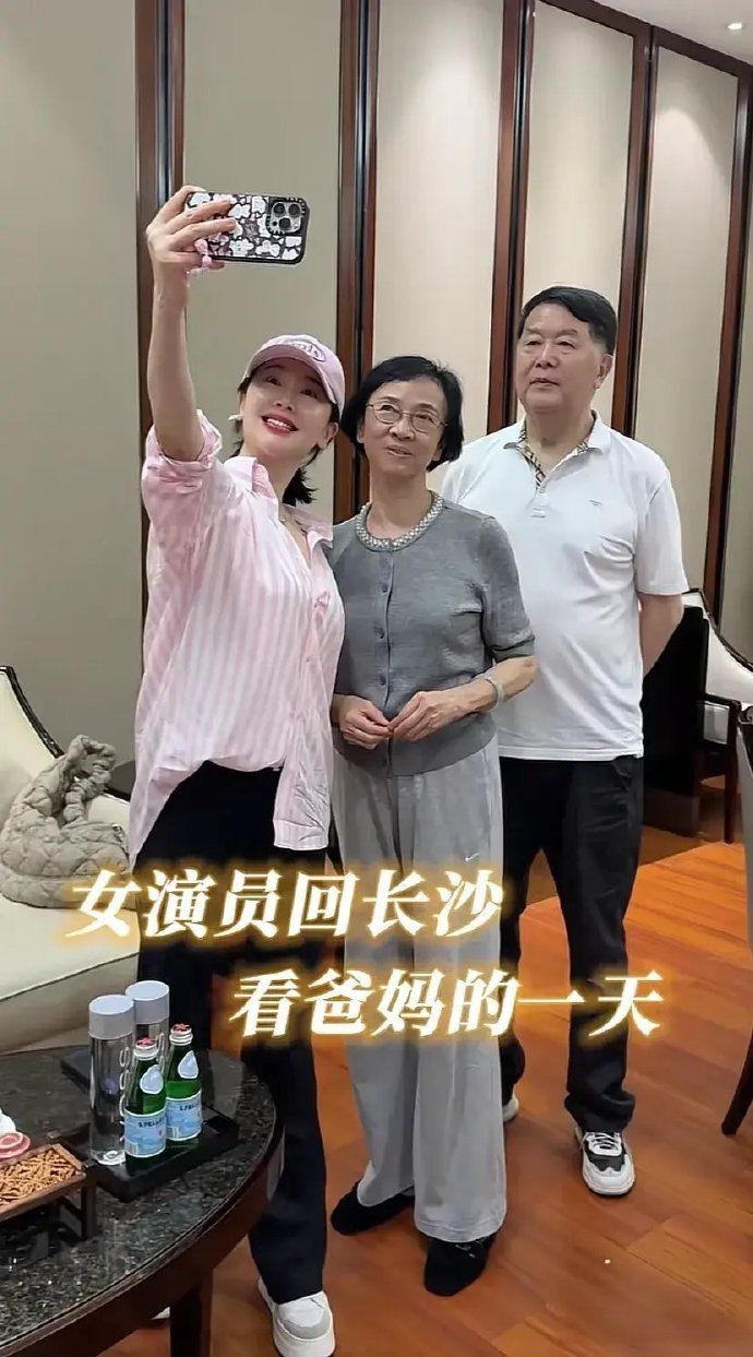 左小青回老家看爸妈，多张小时候照片曝光父亲工作室也摆满女儿照片，她真是被爱包围