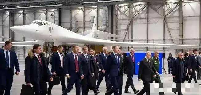 普京试飞“白天鹅”，中国该追多久？近日，普京到喀山厂，图-160并排4架亮相