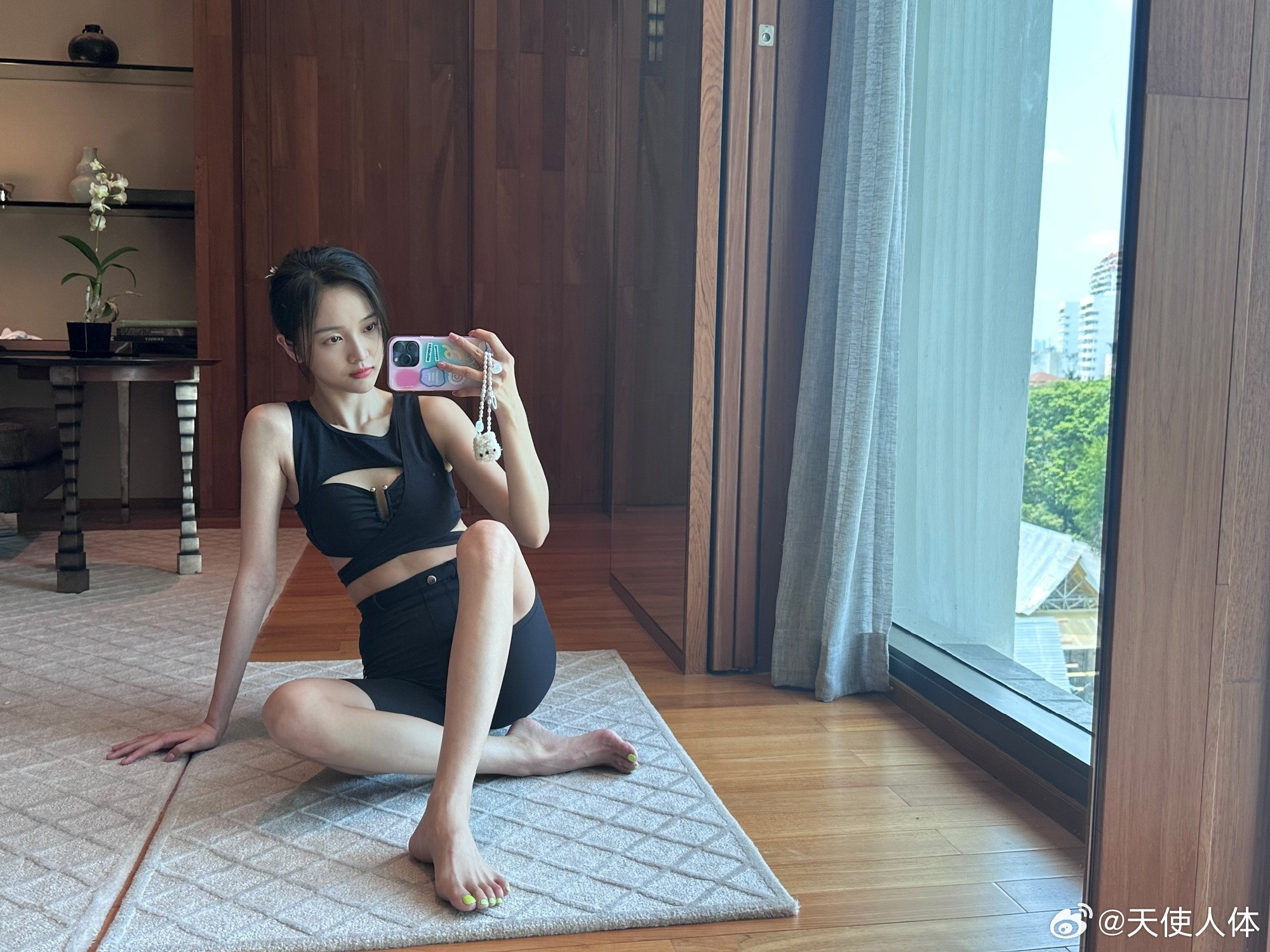 吴宣仪，黑裙光脚妆造，柔美可爱的小选。吴宣仪