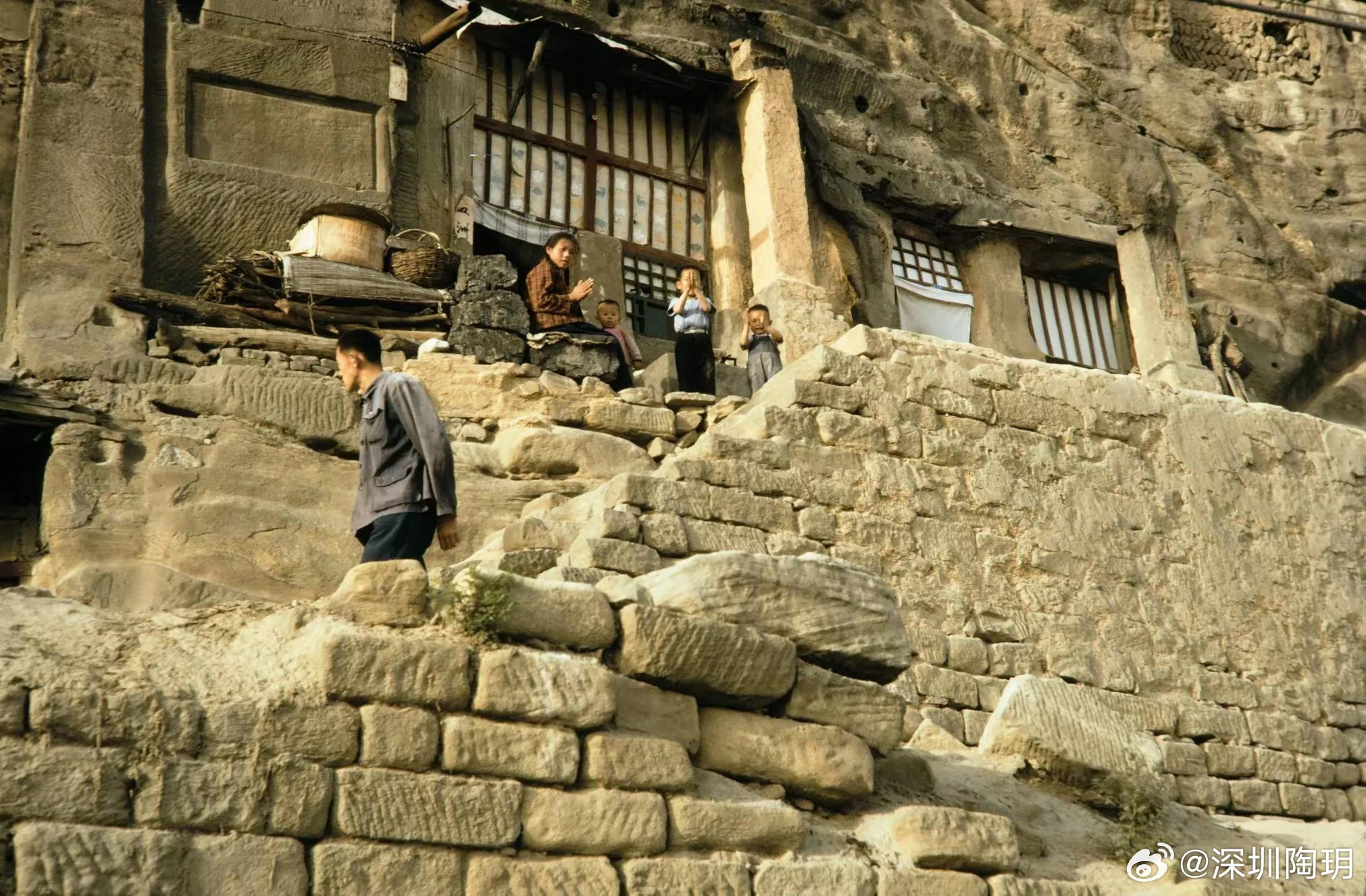 1973年，陕北。塬上干活的社员，为啥她们都笑呵呵的？竟然还有白面？公知不是说那