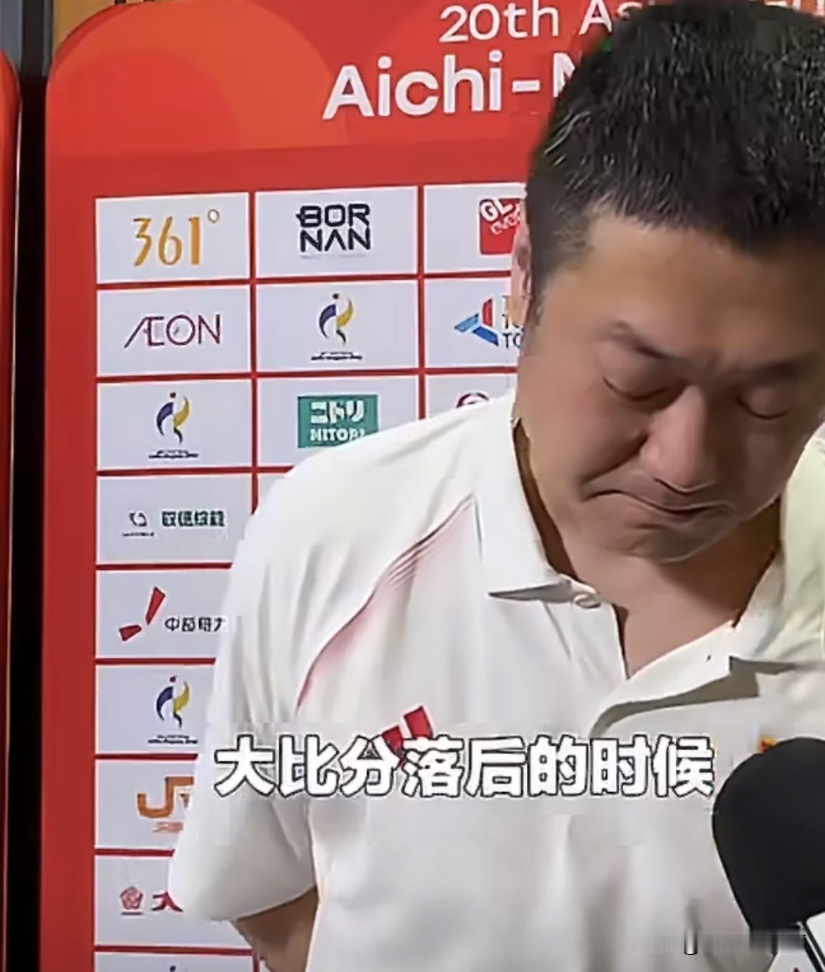 赵勇哽咽了！原来昨晚上赵勇接受记者采访时，谈到女排遇到困难不退缩时，他哽咽了，在