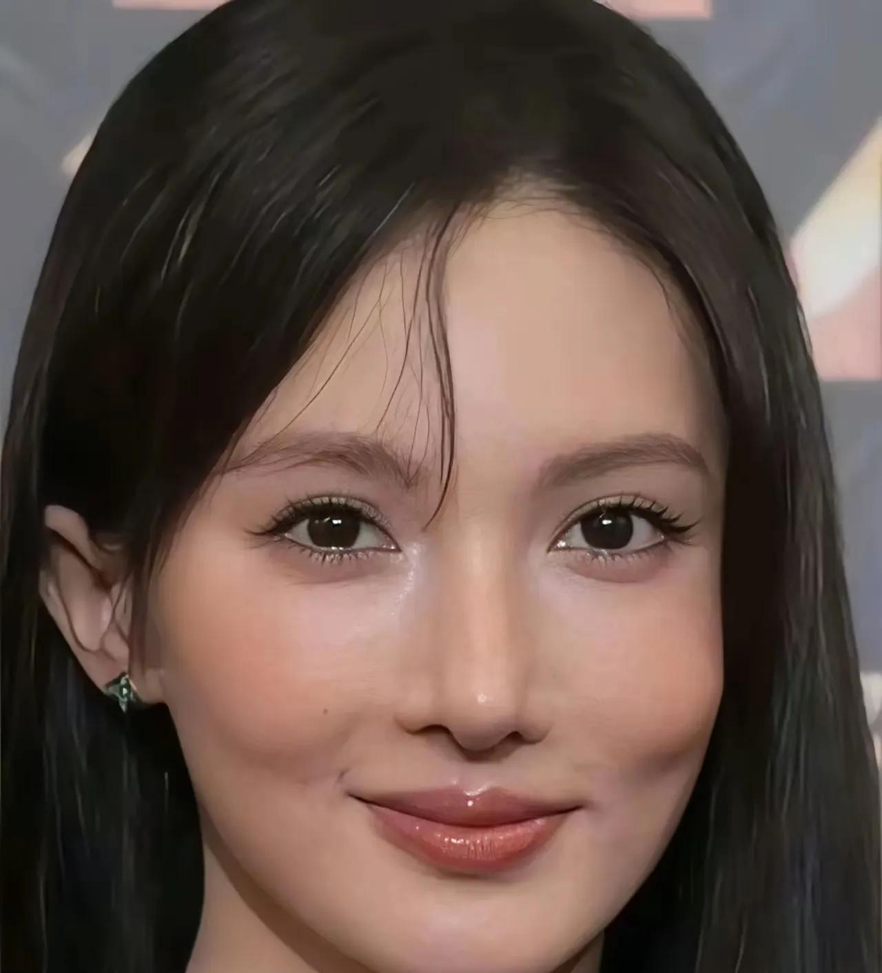 金晨，收手吧！2023年，金晨穿着露腰礼服走红毯，她肋骨处有明显的疤痕，被指“