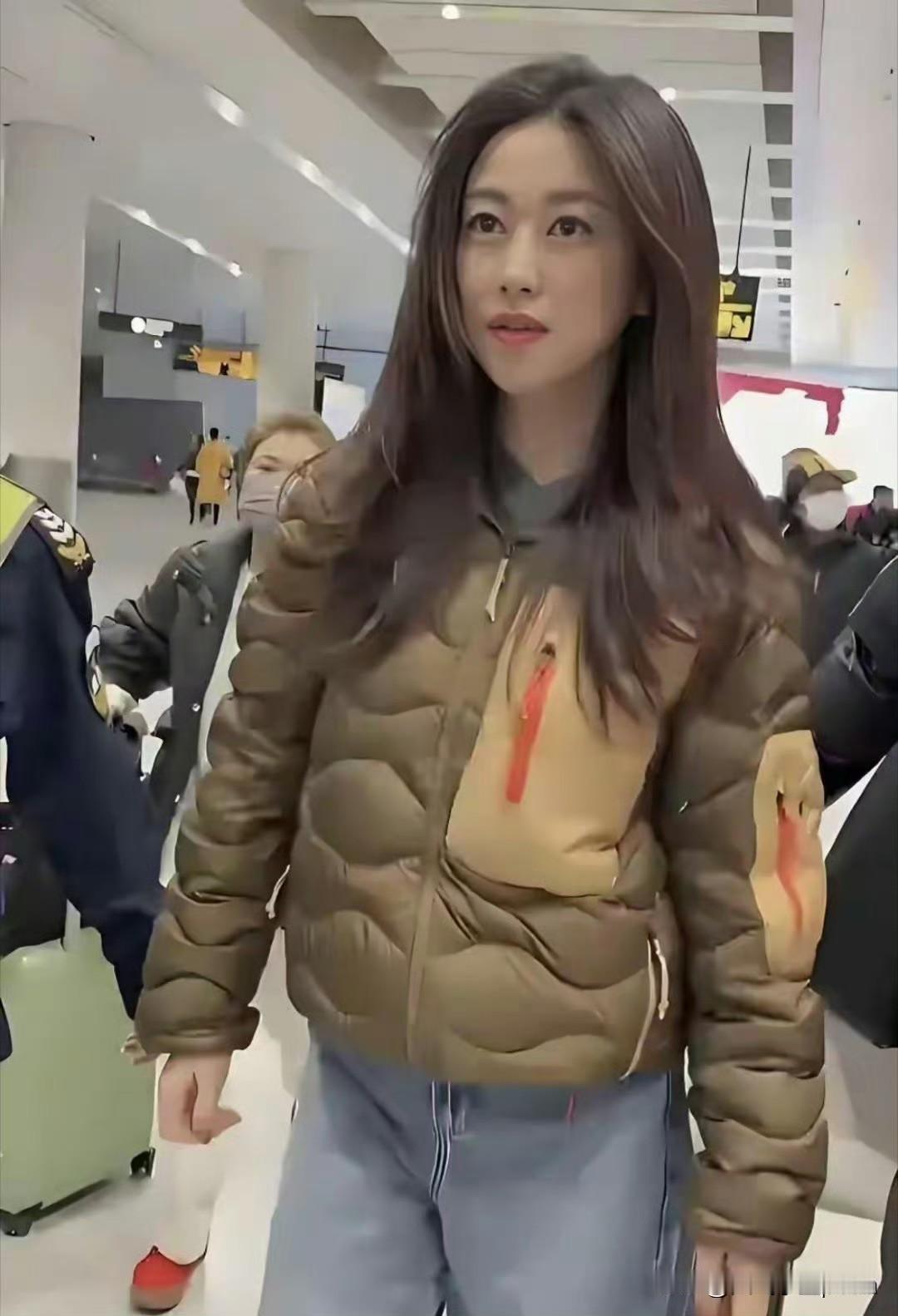 朱珠穿羽绒服上热搜那张我也看了，明明蓬蓬的面包款，而且绿色橙色肉桂色拼接，感觉一