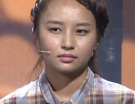 西藏女孩出生六个月，父母离异，把她丢给姑姑。2007年，姑姑实在养不起，把十岁的