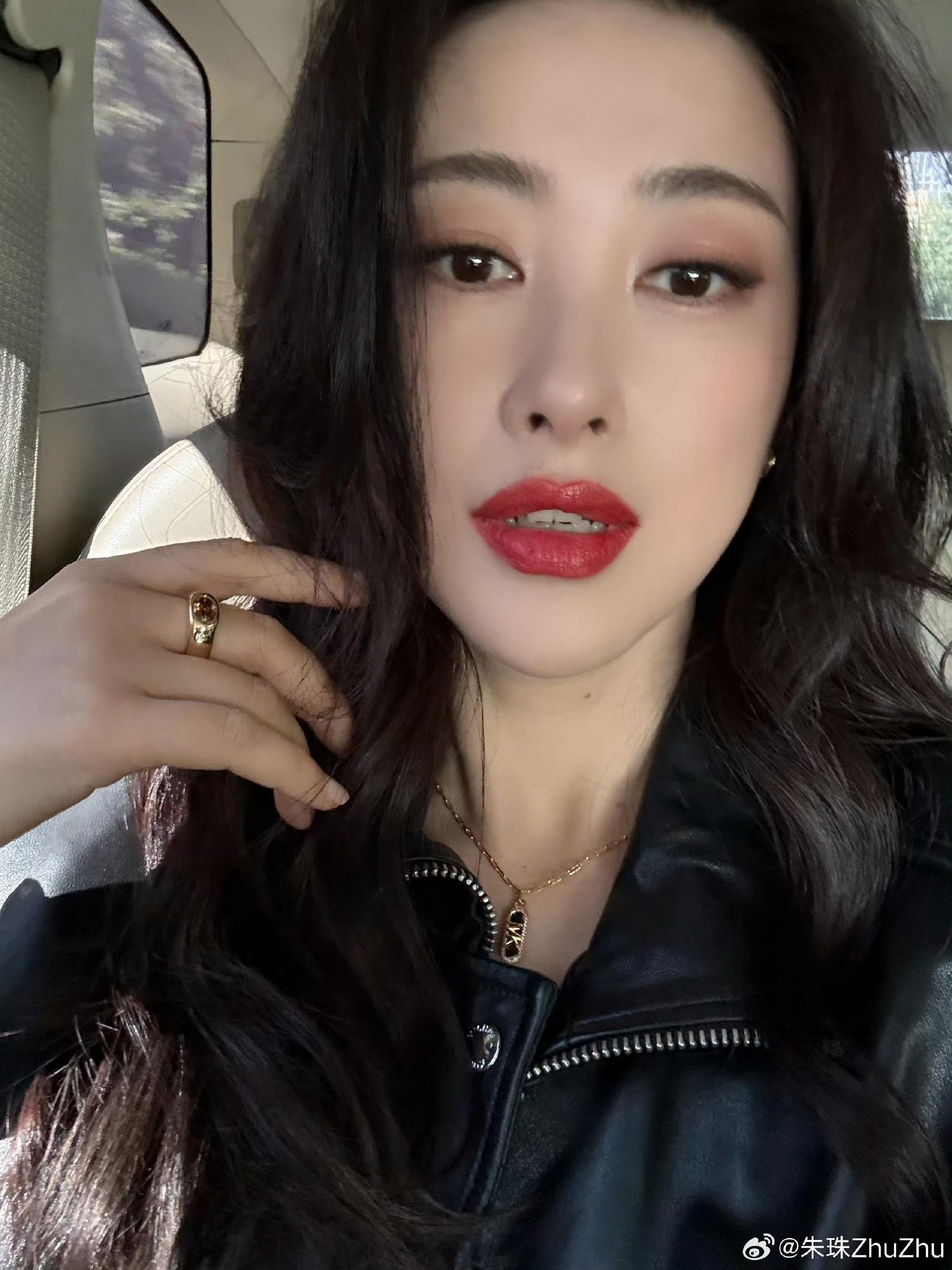 朱珠蜜语红唇妆好美！