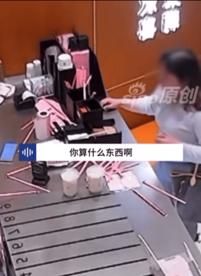 5月25日杭州网报道，江苏连云港，一姐进店买奶茶打算送人，拿到饮品后发现店员忘了