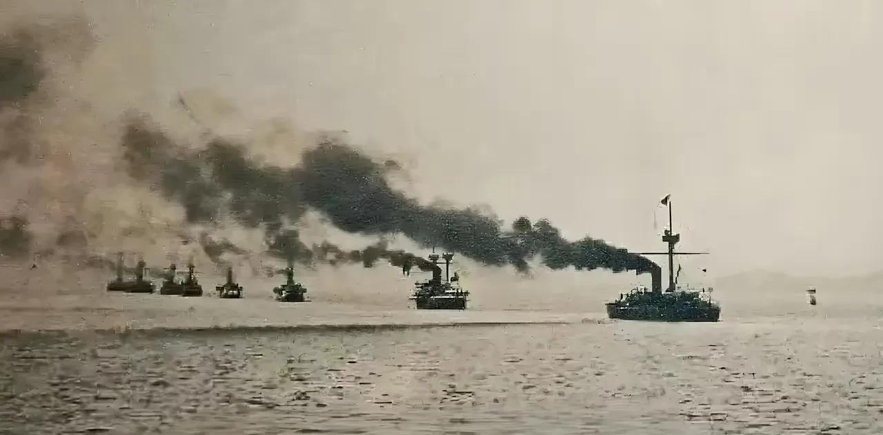 这是1894年甲午战争前北洋舰队的照片，当时沙俄的一艘巡洋舰在大连湾观摩北洋舰队