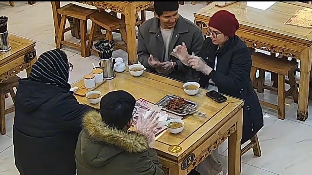 阿三这一次在西安羊肉泡馍烧烤店吃烤肉串，没占到便宜，心如刀绞，但表面只能两手一摊