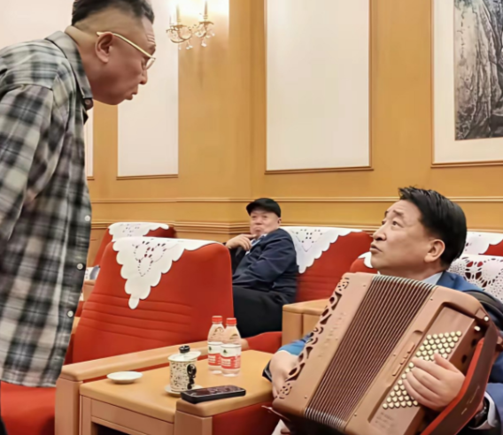 郭德纲的铁杆搭档，竟然在后台和姜昆聊得火热。2026“新航程·乐龄重阳”晚会现场出现了极具反差感的一