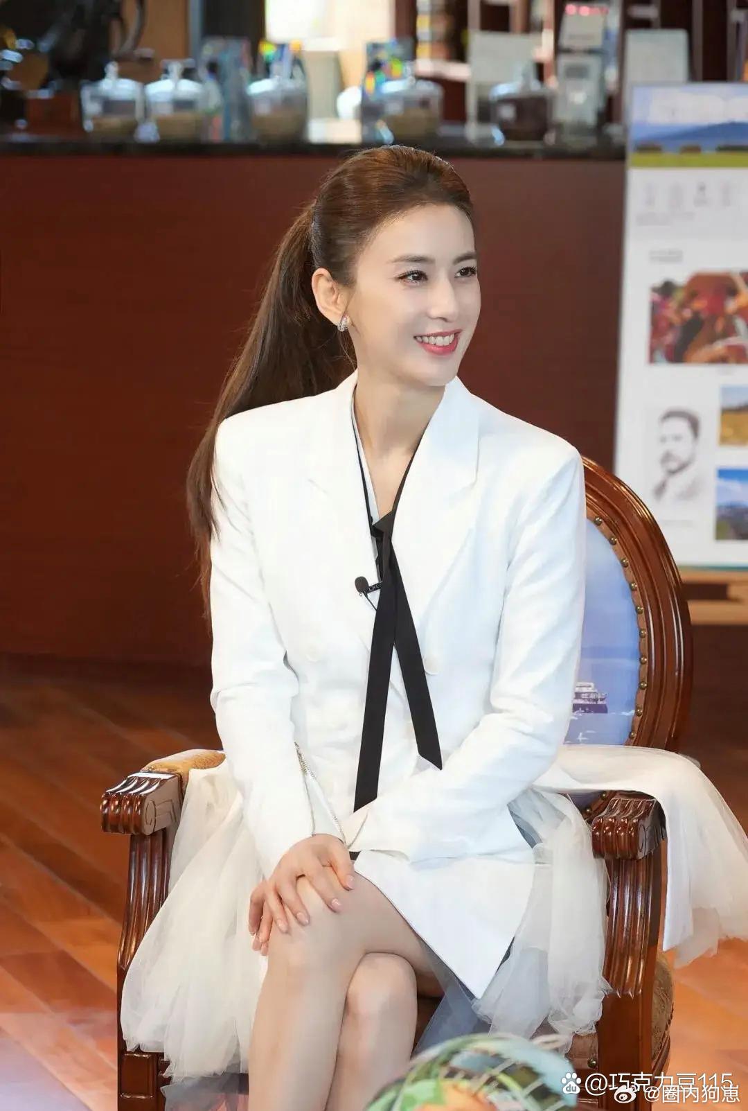 离婚后的黄圣依状态直接飙升，颜值气质双双在线，强大气场扑面而来