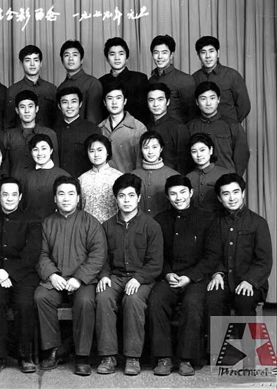 北京电影学院表演系78班合影认出来的有周里京，张铁林，张丰毅，汪粤，沈丹萍，方