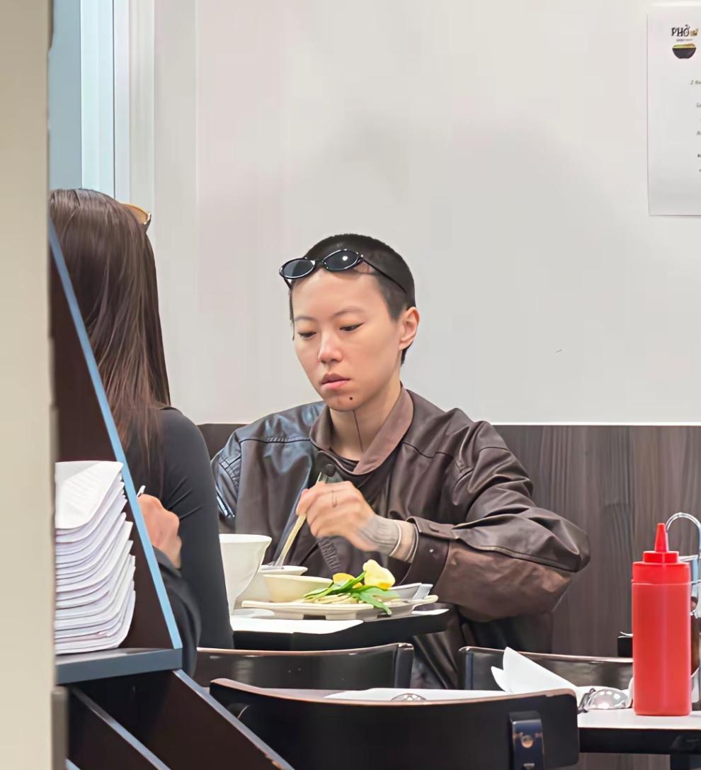 29岁窦靖童在法国巴黎一家餐馆吃汤面到底是北京长大的娃啊，哪怕去了法国，也是汤