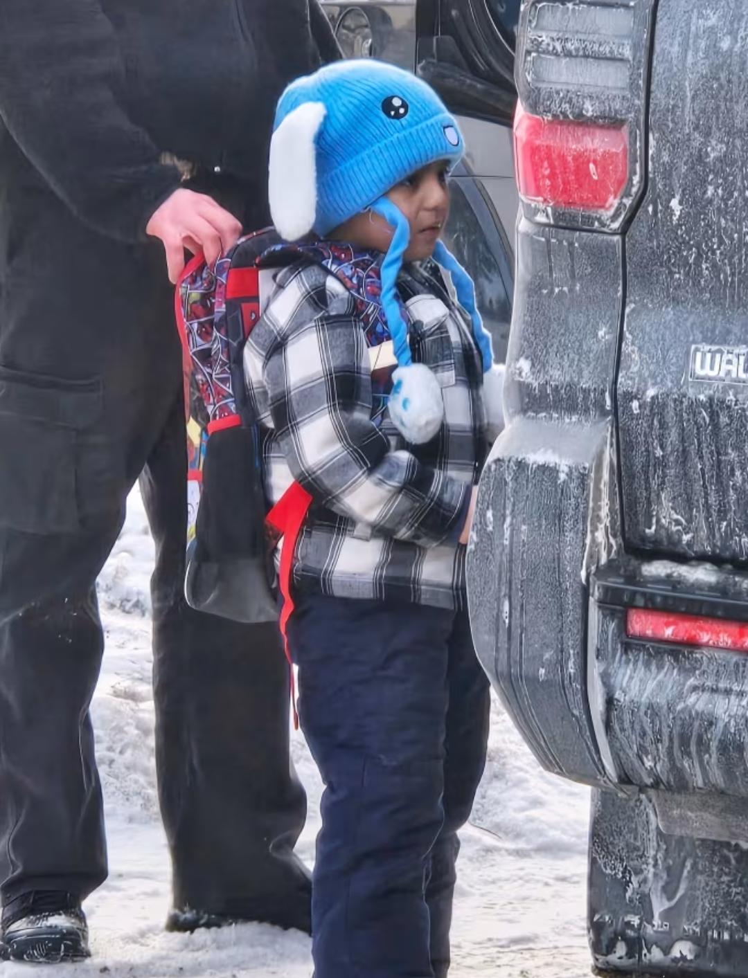 新闻快讯——联邦法官下令释放5岁移民男童及其父亲，特朗普政府移民执法争议持续升级