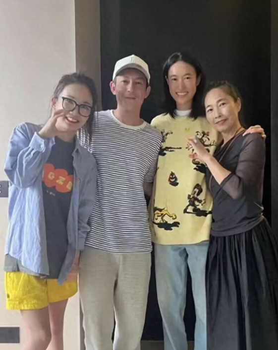 陈冠希陪妻回河南老家：着装朴素似大叔，秦舒培素颜超美