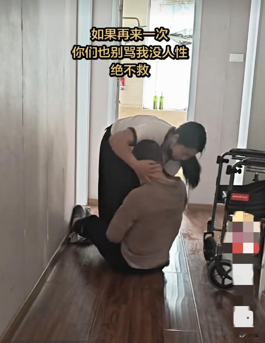 像这种，真的是太难了。丈夫脑梗三次，瘫痪在床，妻子本想推轮椅去马桶上大便，可是