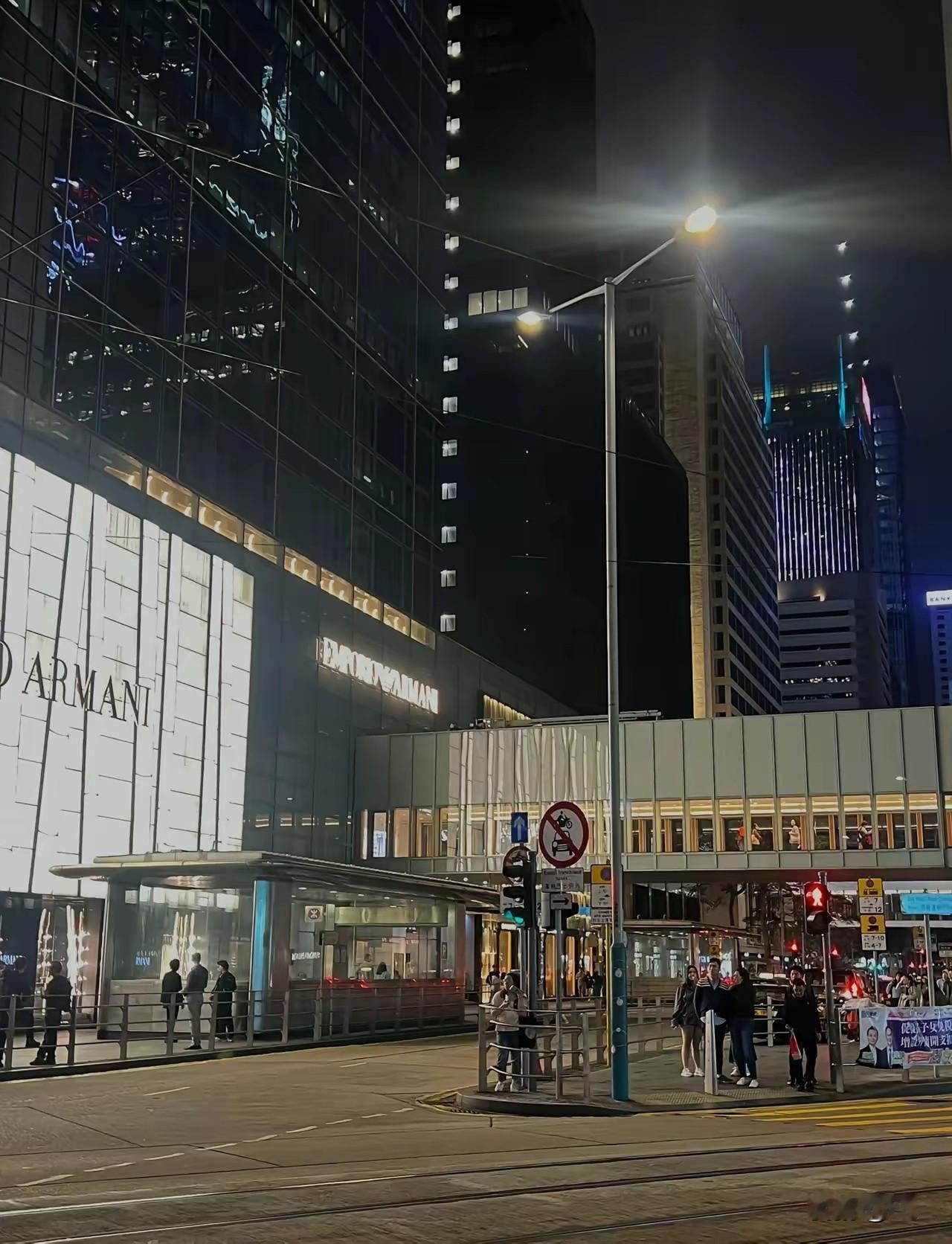香港越来越内地化了。在香港待了这么久，越来越强烈的一个感受：香港真的在变得内地化