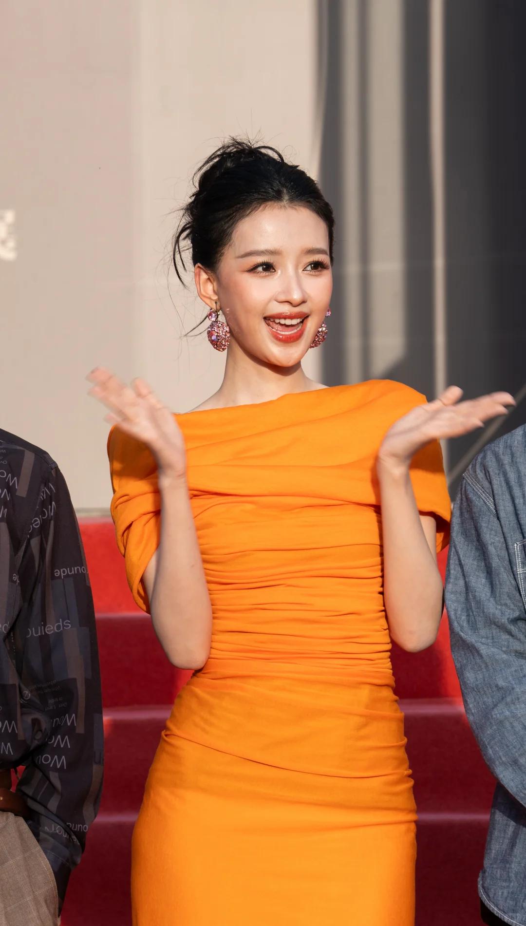 孙怡董子健：这一幕过期糖，为何戳中大众对体面关系的向往？平遥电影展颁奖礼，