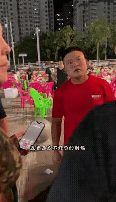 一件街头的小事，给我看得鼻子发酸！一个戴着假肢的残疾小伙，在路边叫卖西瓜，但生意