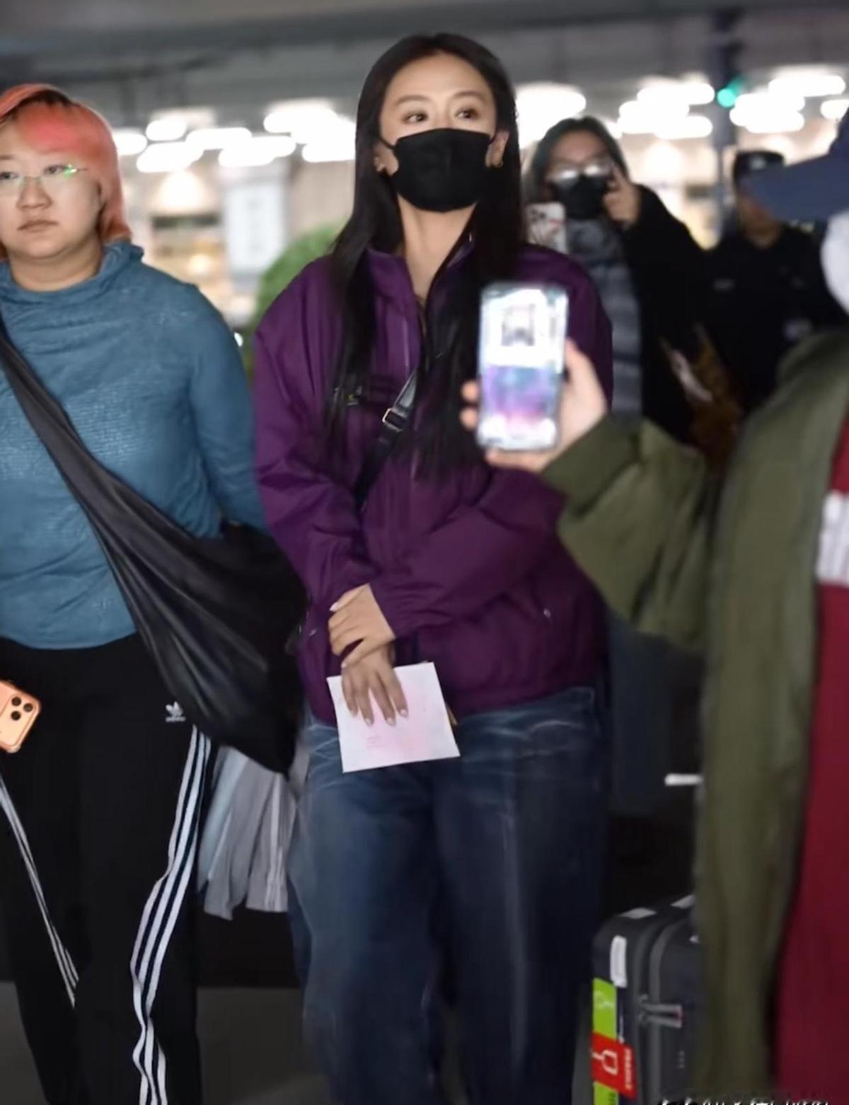 马思纯机场一袭紫夹克，笑得像刚偷了阳光。Marni的秋冬款，穿出个人风格，不跟