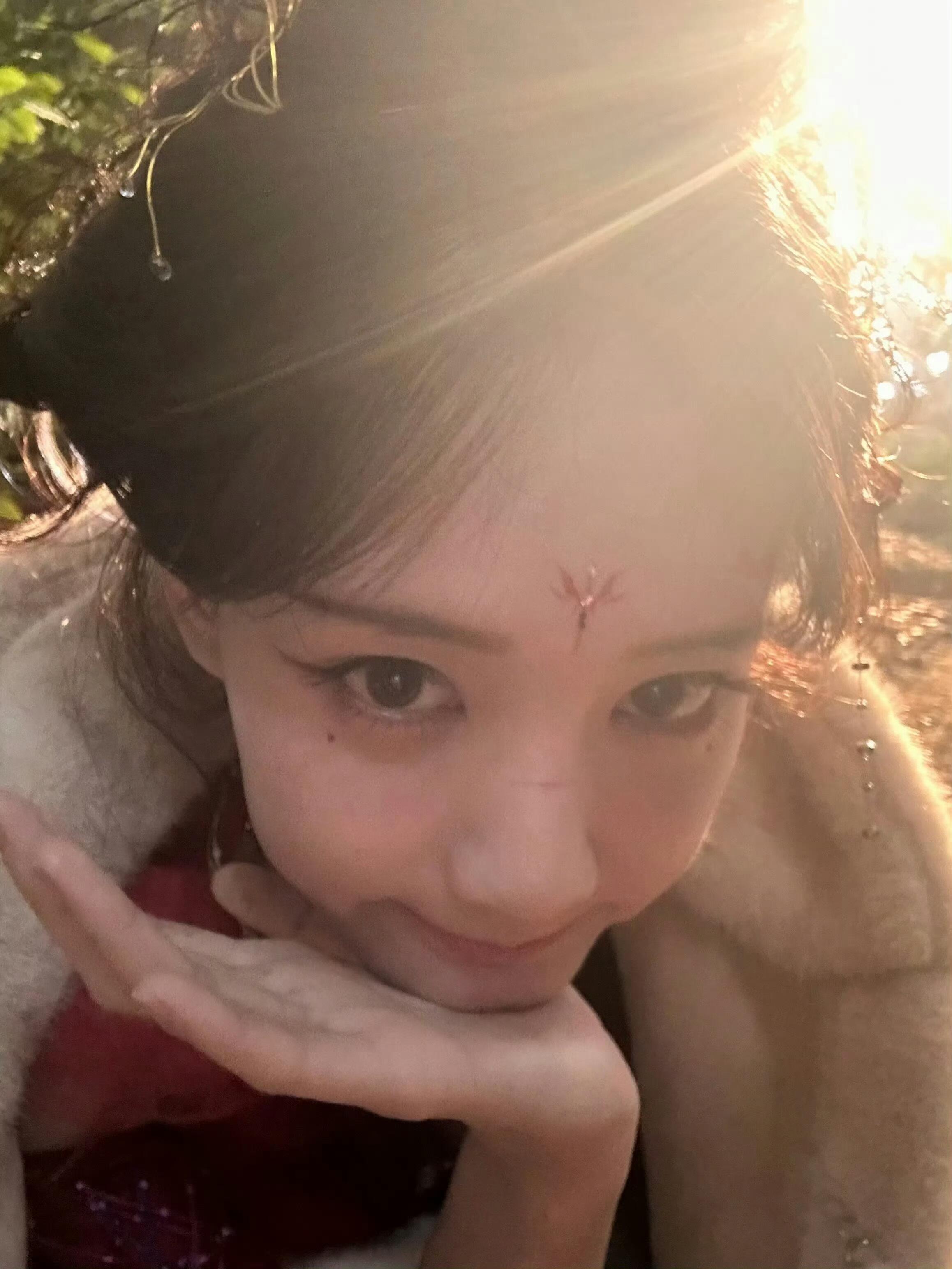 李一桐送房求李荣浩给自己写歌卧底巨星的时候合作过他俩关系挺好的，笑死了，熟人就