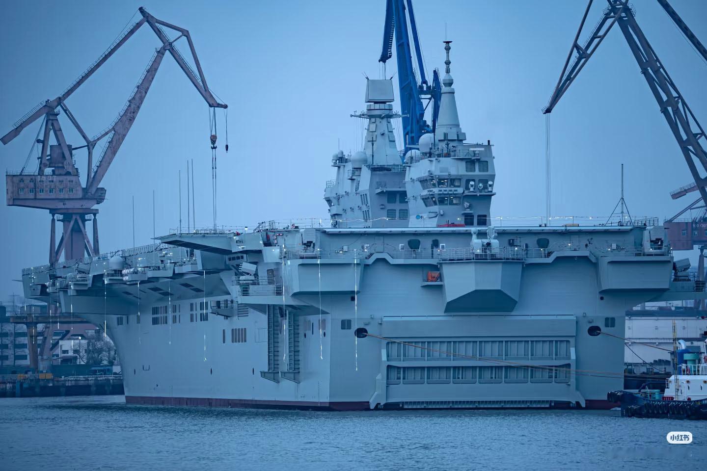 四川舰比起海南舰，壮了很多：四川舰海南舰