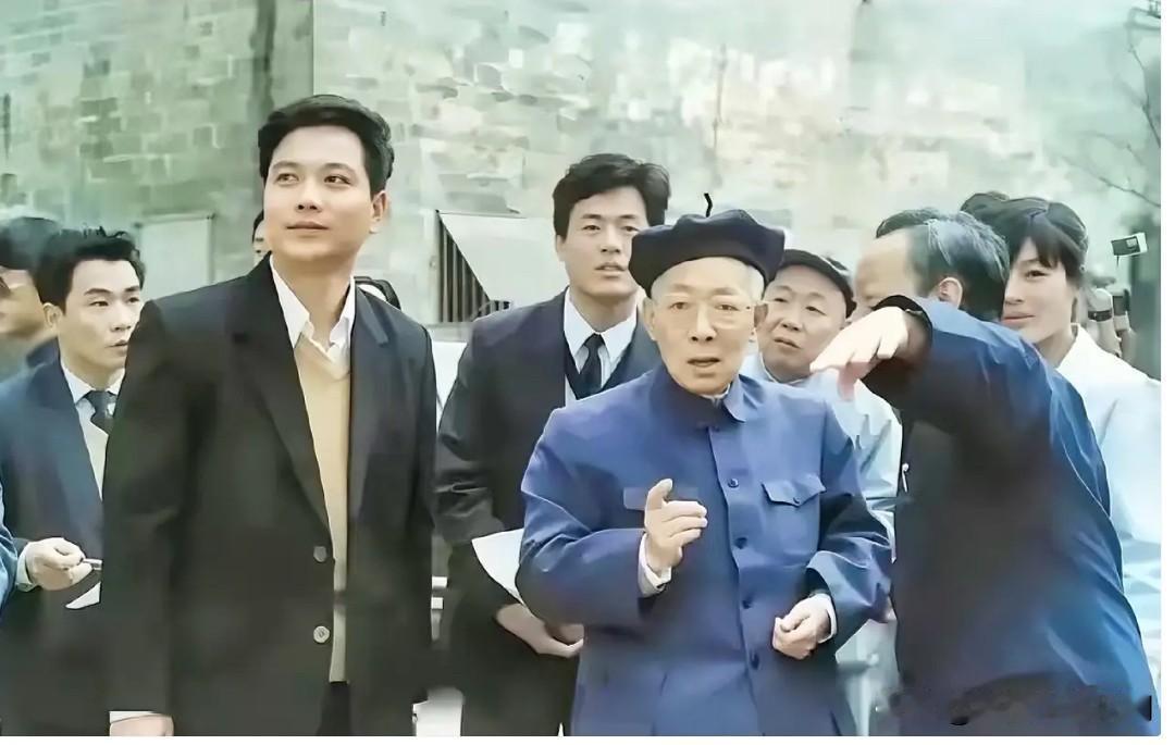 1990年，中顾委常委陈丕显回到赣南赣州视察。张云川时任赣州地委副书记、行署专员