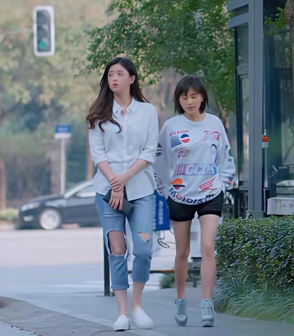 十年前的旧剧照，蒋欣跟王子文走在一起真的好大只，她本人身高应该有170左右，