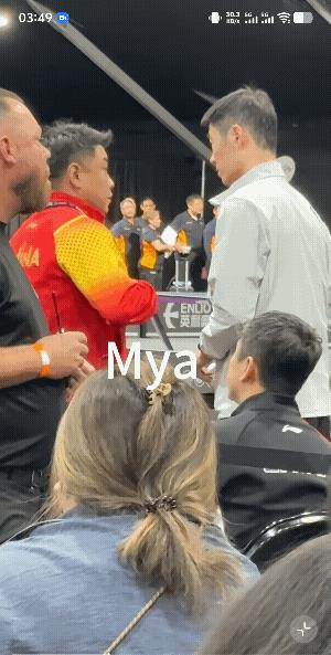 原来双甜打男双时，王励勤也来到现场看比赛了！王皓教练还来到场边跟王主席交流，局