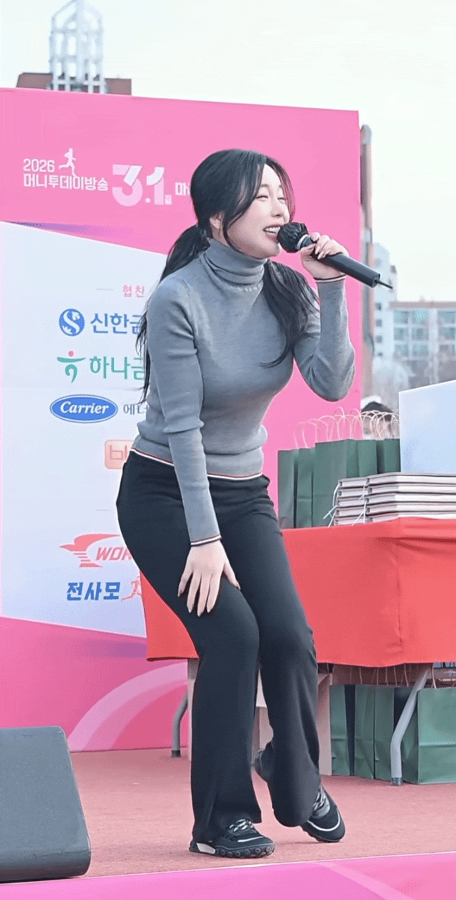 洪真英上台表演穿着打扮好亲民啊！