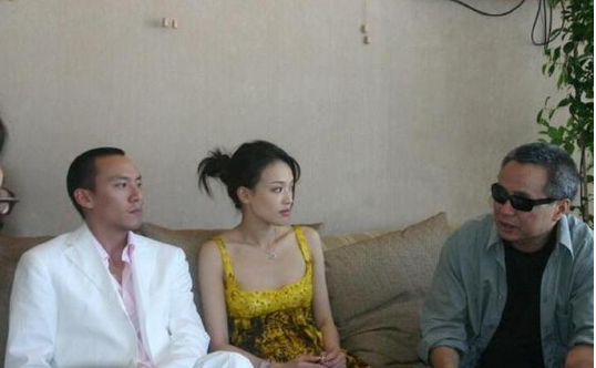 舒淇只是坐在那里，自有万种风情​​​