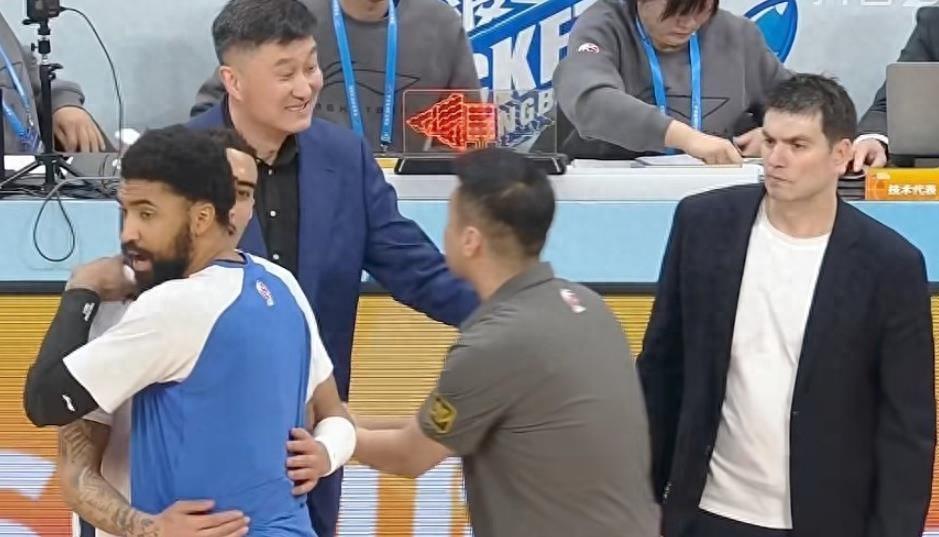 广东队史首败宁波，赛后杜锋的笑容很有趣，听听媒体专家怎么说2月1日，CBA常