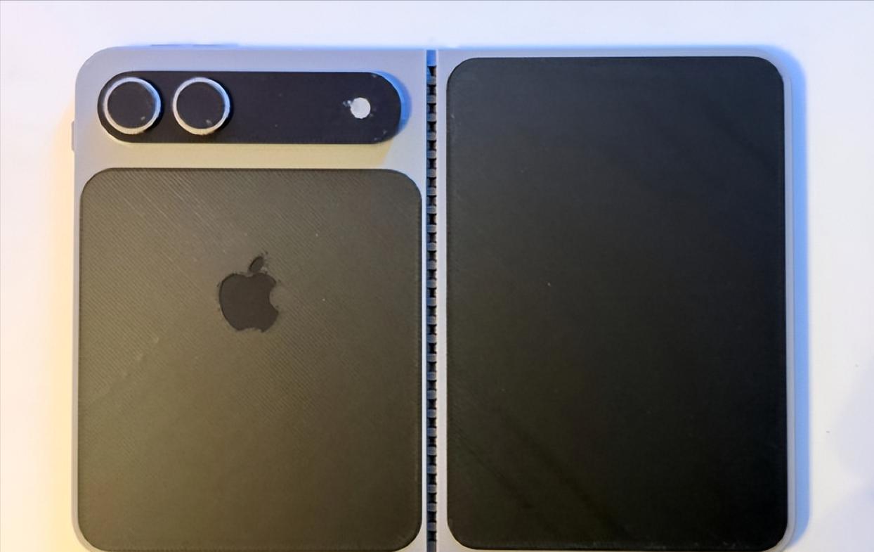 苹果这款折叠屏机模确实颠覆认知！折叠后护照大小、展开近iPadmini比例
