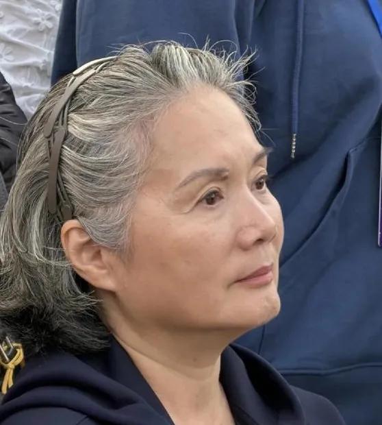 上海武康路，一栋身价过亿的老洋房，住着67岁的吴冕。可小区门口的菜贩子都清楚，这