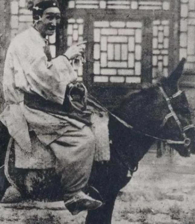 慈禧看戏，突然一个戏子说："我这个假皇帝还有座儿，瞧那个真皇帝，只能站着。"百官