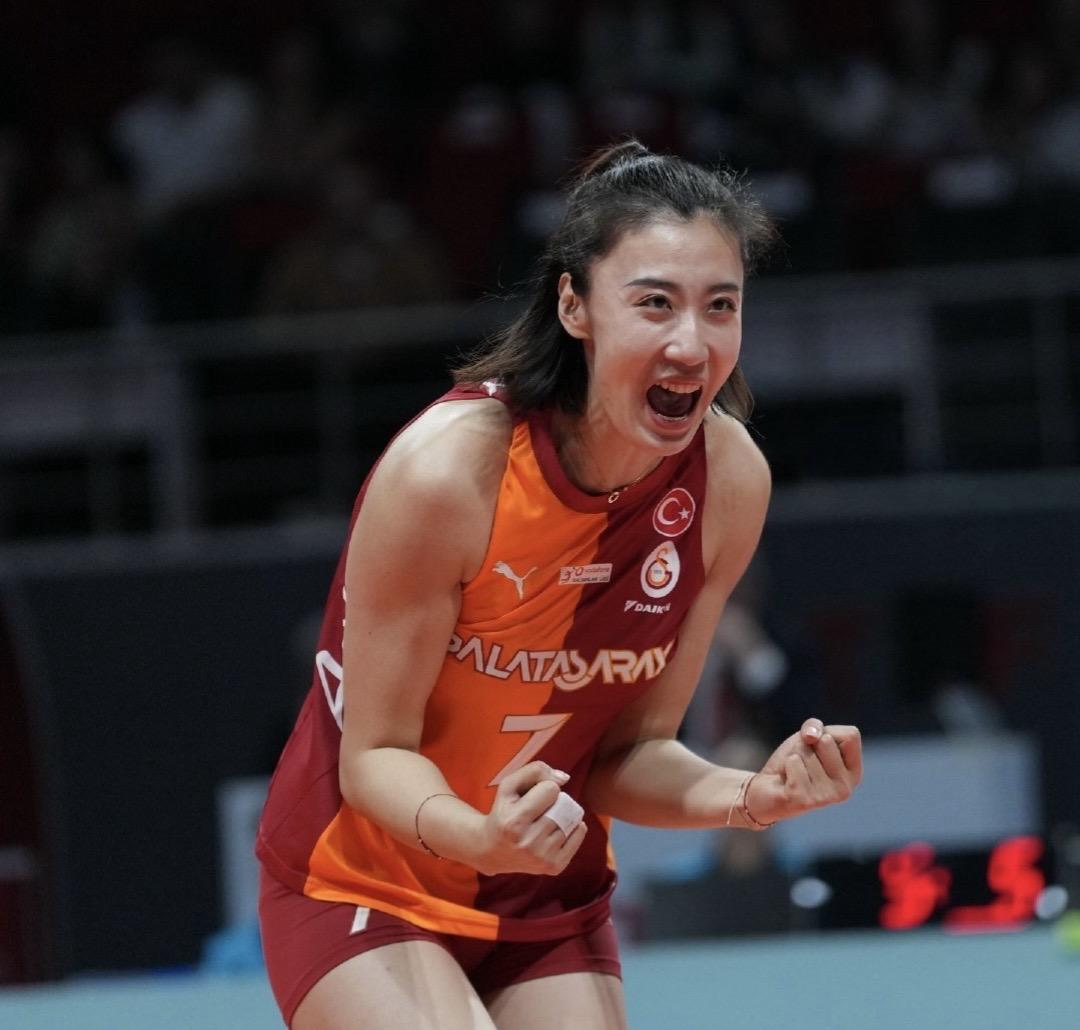 土超女排第22轮，加拉塔萨雷3:2逆转土耳其航空，赛后数据显示，加拉主要赢在拦网