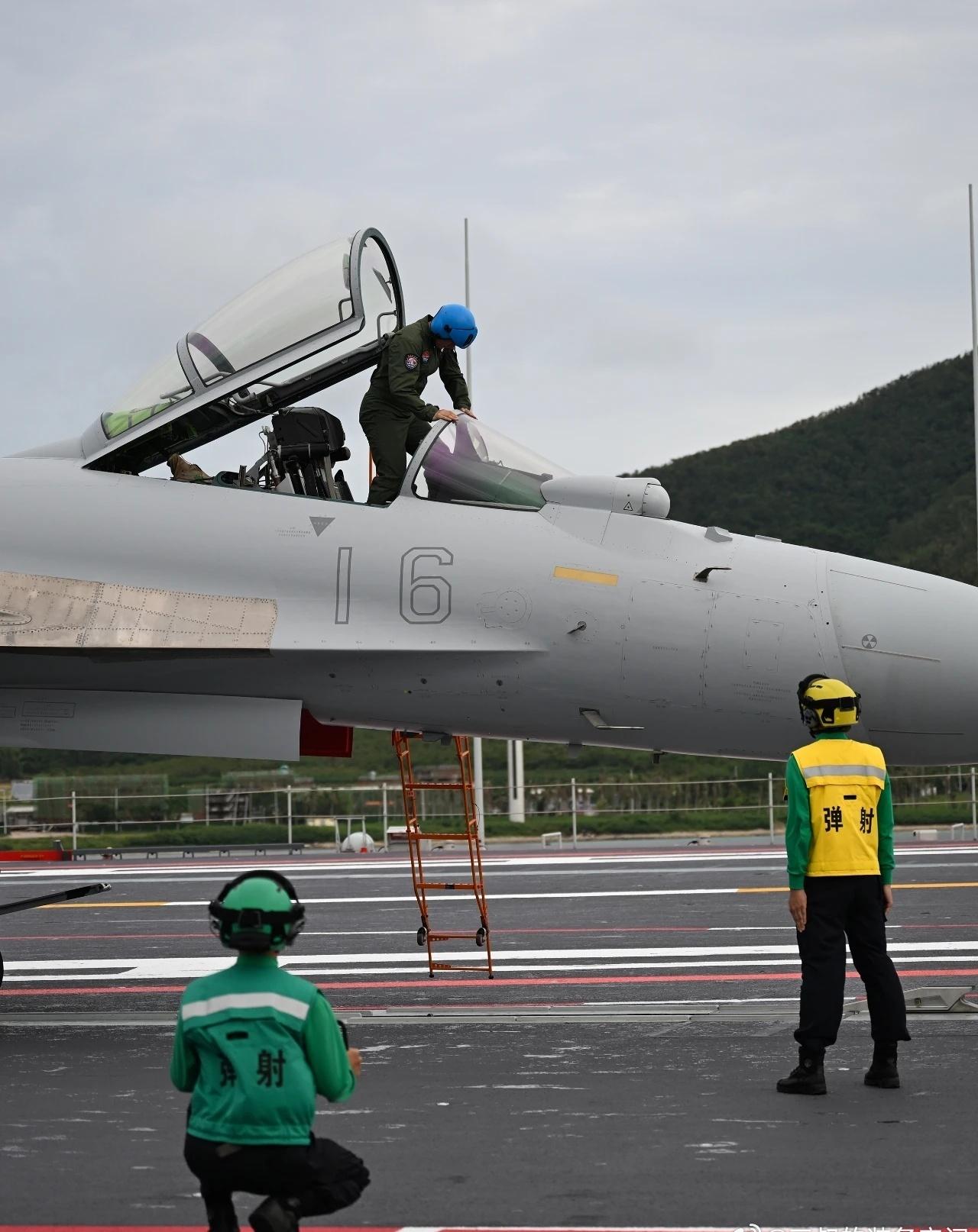 英文版中国军网果然都是好图，歼-15T、歼-35和航母构图都很帅气，8万吨航母有