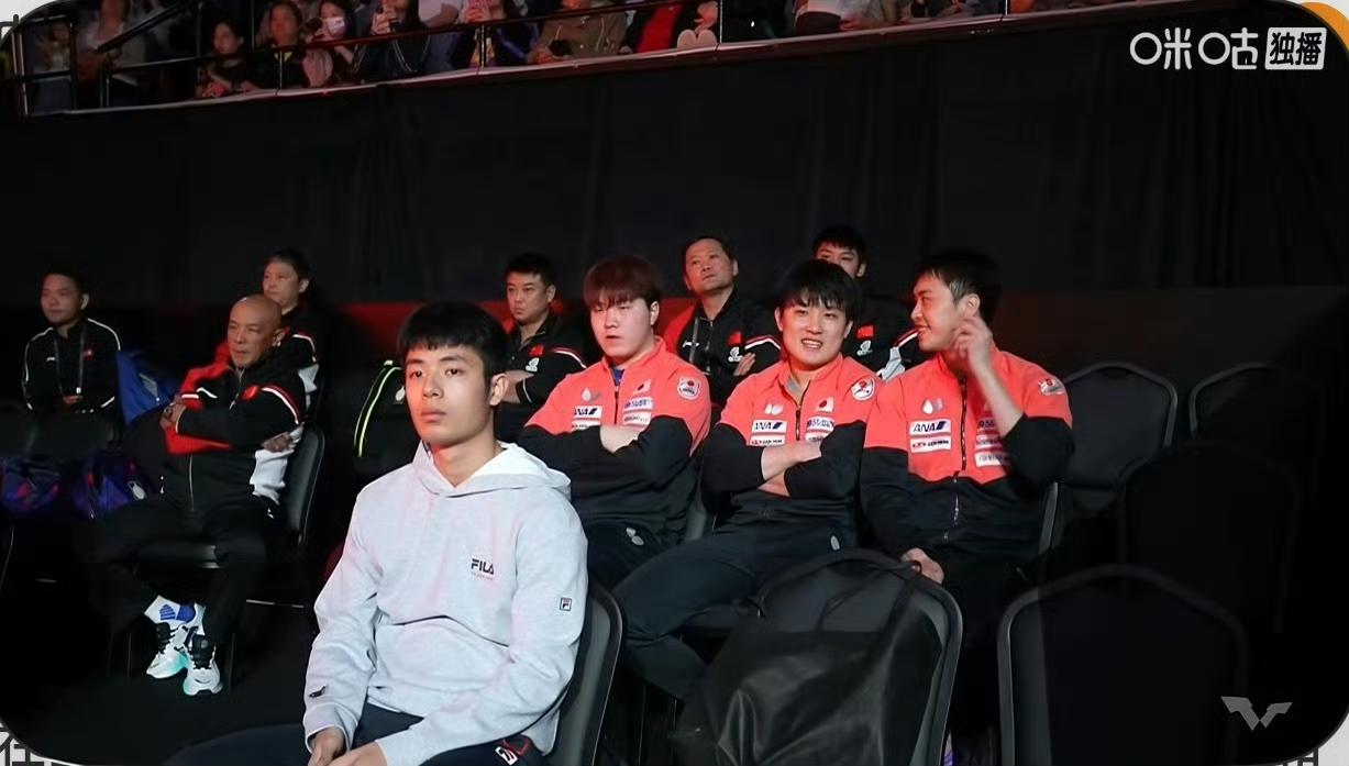 前两局王楚钦🇨🇳输了[加油]！王皓指导竟然在看台上坐着，场边指导是谁在呀？