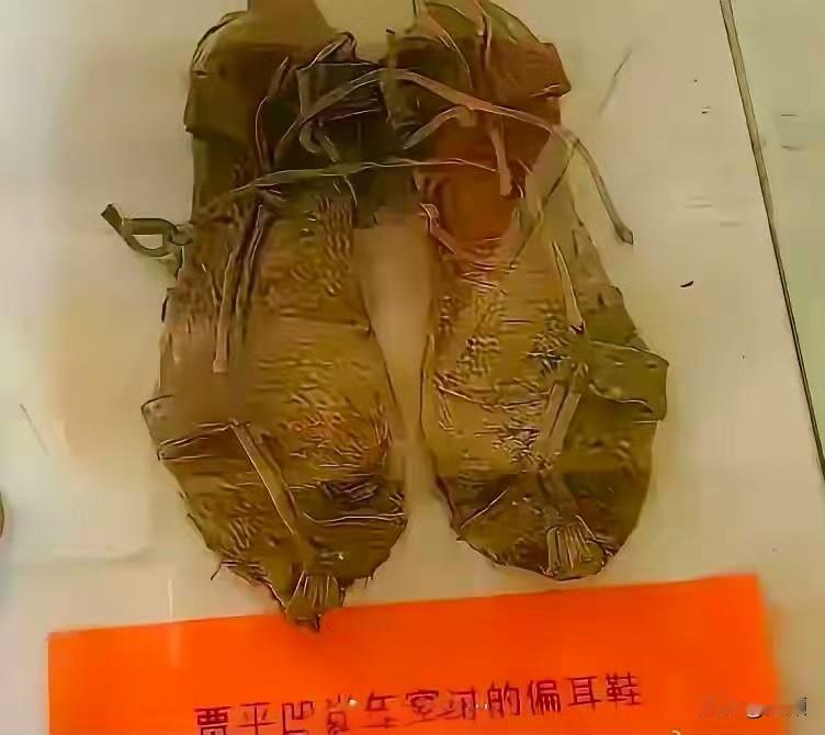 玻璃展柜静静陈列着一双偏耳草鞋，标签标注：贾平凹当年穿过的偏耳鞋。偏耳草鞋是商